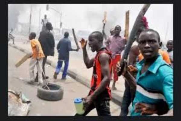 Angry Protesters Set Ablaze Two Cars and Secretariat in Niger State